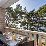 Apartment Pine Canopy And Brela
