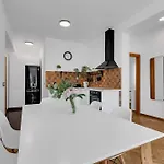 Pine Canopy And Apartment *