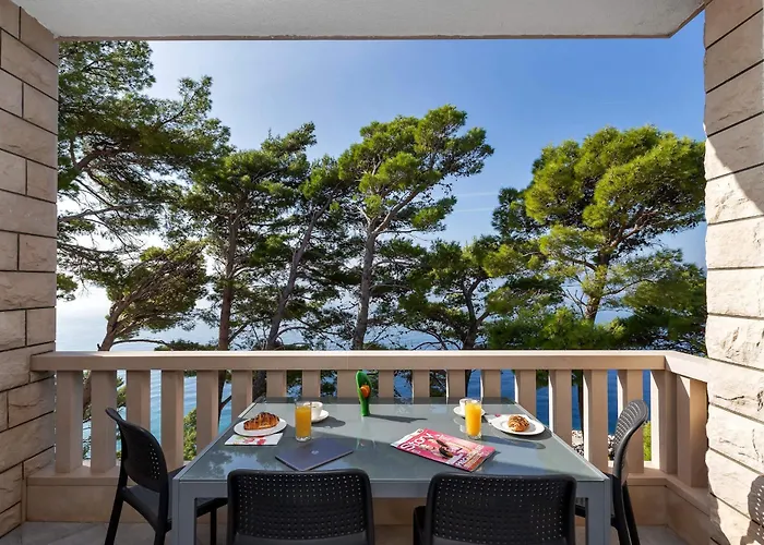 Apartment Pine Canopy And Brela