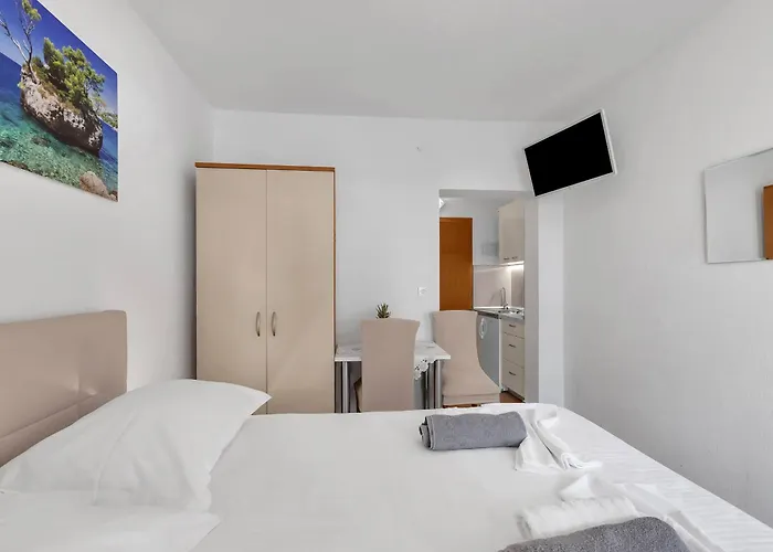 Apartment Pine Canopy And Brela