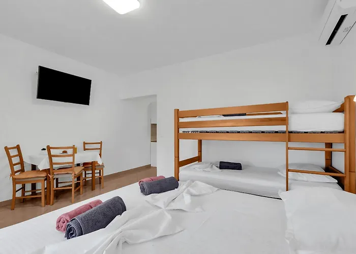 Apartment Pine Canopy And Brela