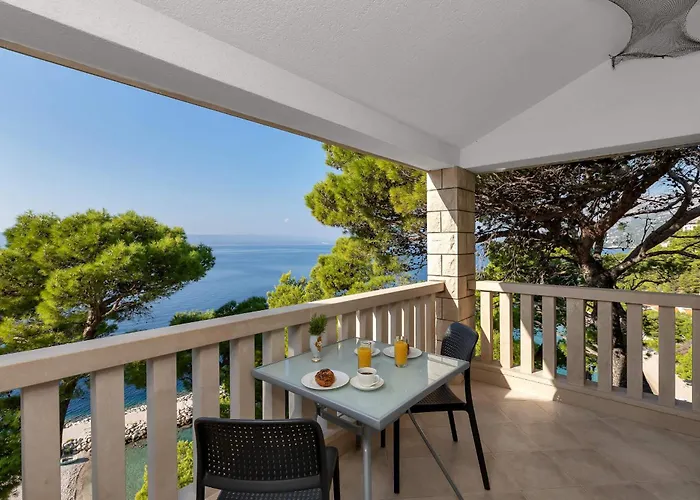 Pine Canopy And Apartment Brela