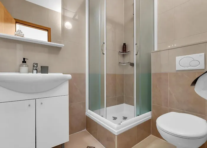 Pine Canopy And Apartment *