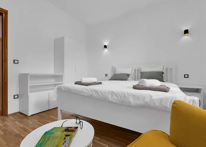 Apartment Pine Canopy And Brela