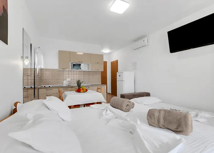 Pine Canopy And Apartment Brela