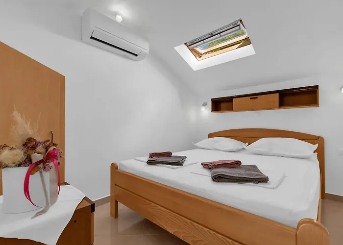 Pine Canopy And Apartment *