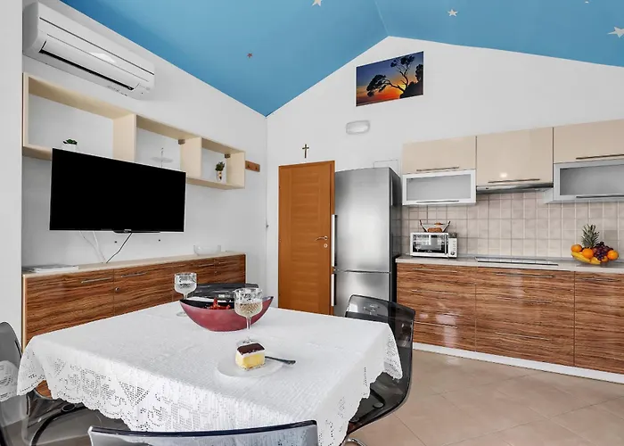 Pine Canopy And Apartment Brela