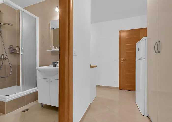 Pine Canopy And Apartment Brela