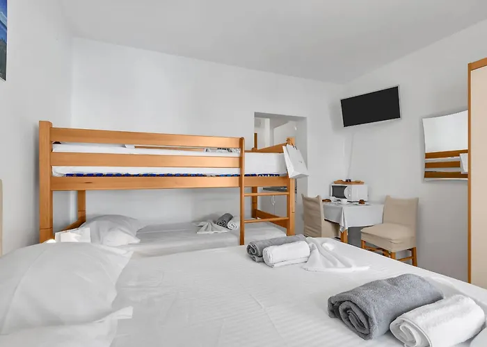 Apartment Pine Canopy And Brela