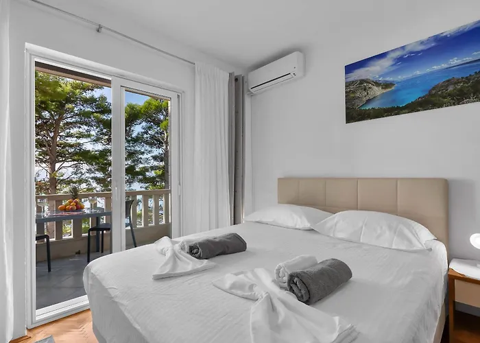 Pine Canopy And Apartment Brela