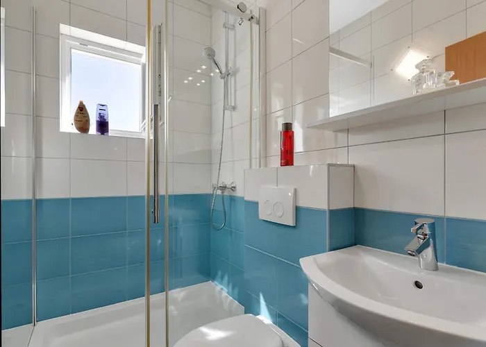 Apartment Pine Canopy And Brela