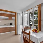 Pine Canopy Studios&apartments