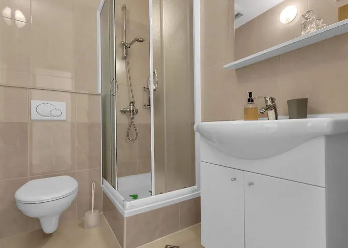 Pine Canopy And * Brela