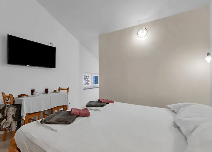 Pine Canopy And * Brela