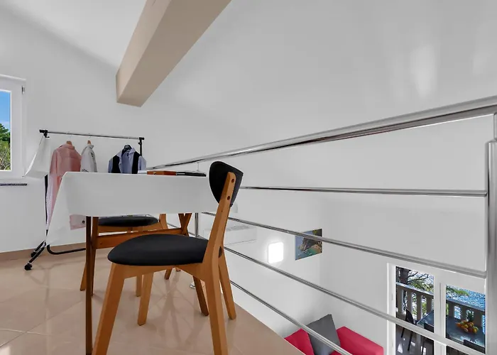 Pine Canopy And Brela