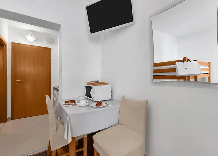 Pine Canopy And * Brela